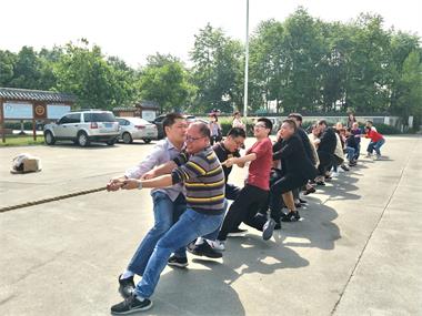 勞動最美、團(tuán)結(jié)拼搏”拔河比賽