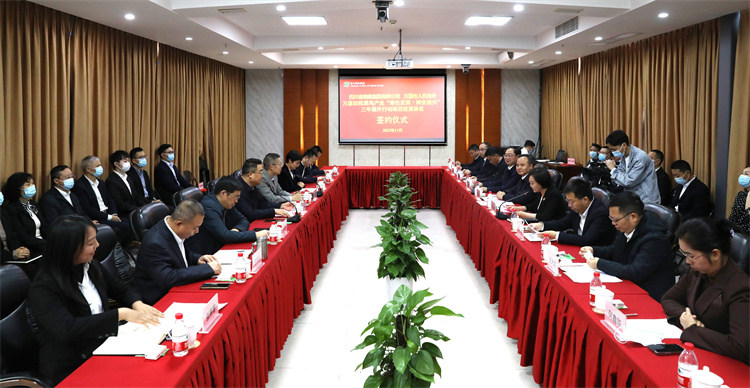 集團(tuán)公司與萬源市人民政府正式簽訂《萬源舊院黑雞產(chǎn)業(yè)“綠色發(fā)展、種業(yè)振興”三年提升行動(dòng)項(xiàng)目投資協(xié)議》