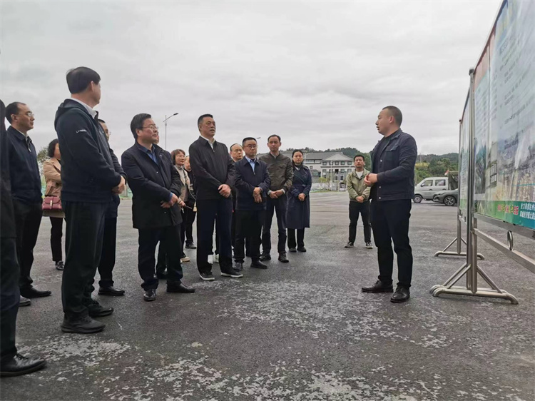 自貢市人大常委會(huì)副主任、民建自貢市委主委王孝謙一行考察四川供銷(xiāo)西南冷鏈物流基地